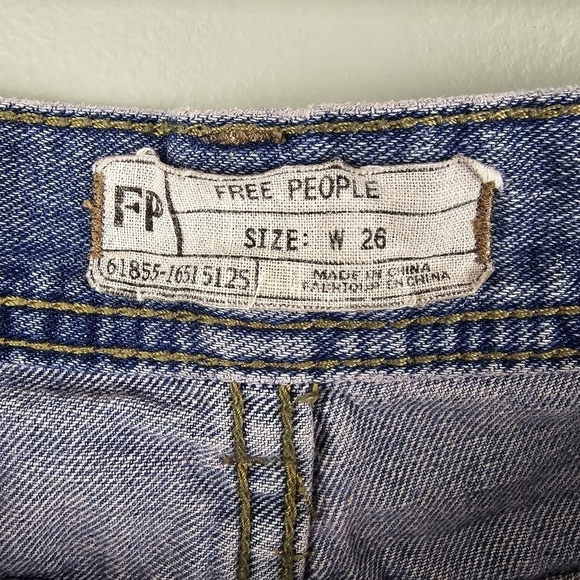 FREE PEOPLE Y2K Denim Blue Jeans Slight Pink Hue Distressed Short Shorts W Sz 26 - Picture 5 of 9